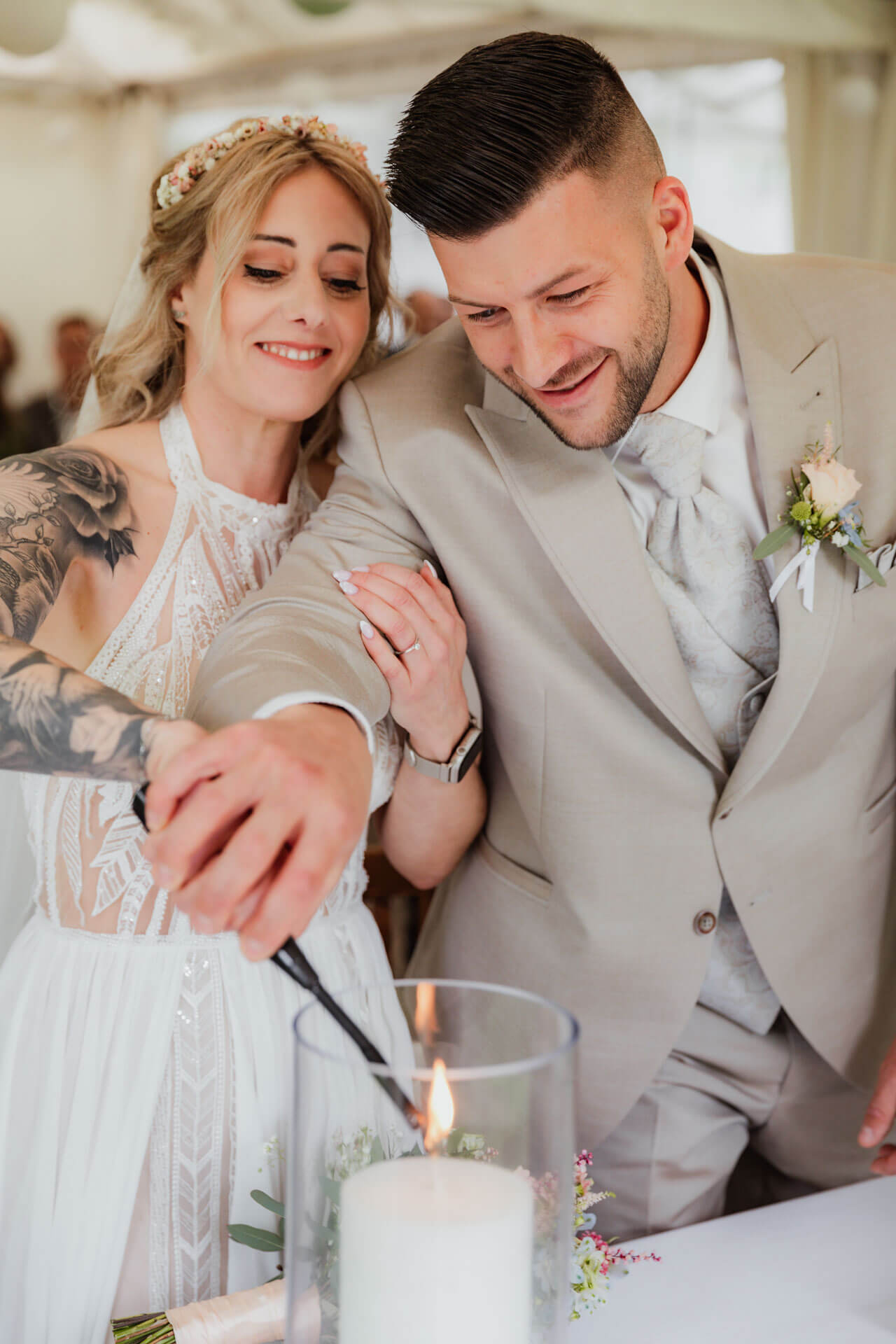 Das Brautpaar entzuendet die Hochzeitskerze