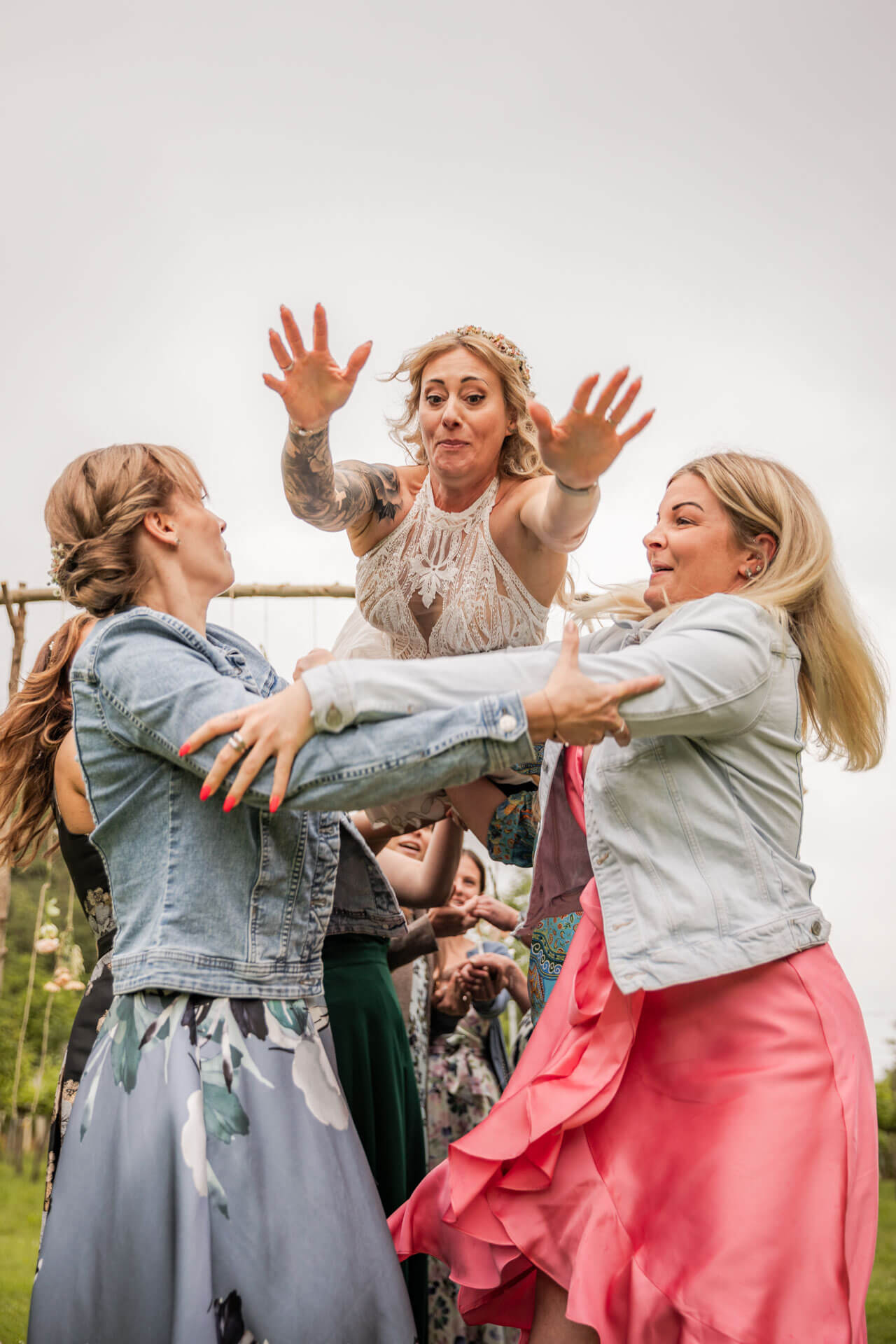 Gruppenfoto - die Braut fliegt in die Arme der Freunde